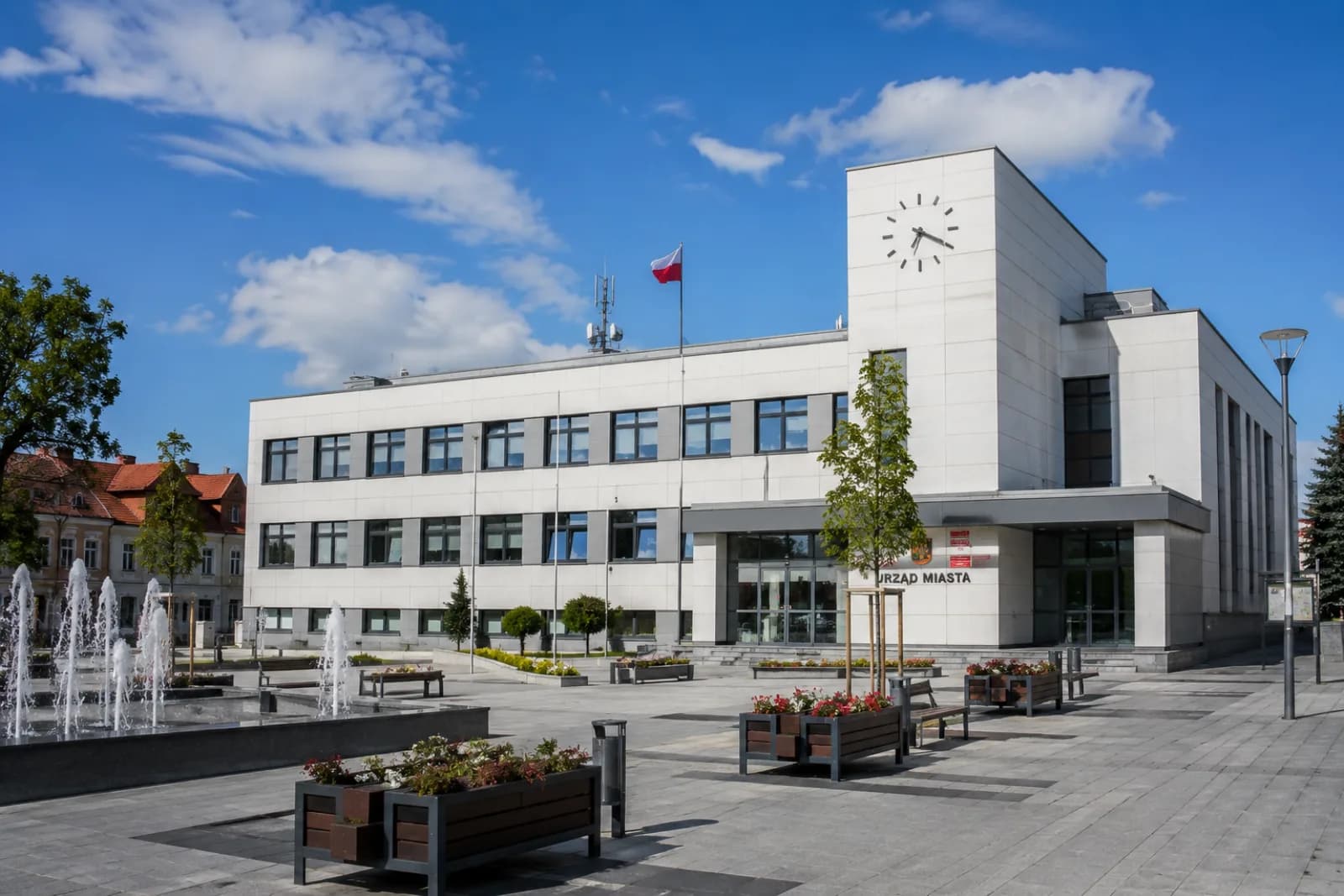 Urząd miasta z placem i fontannami - publiczna przestrzeń miejska