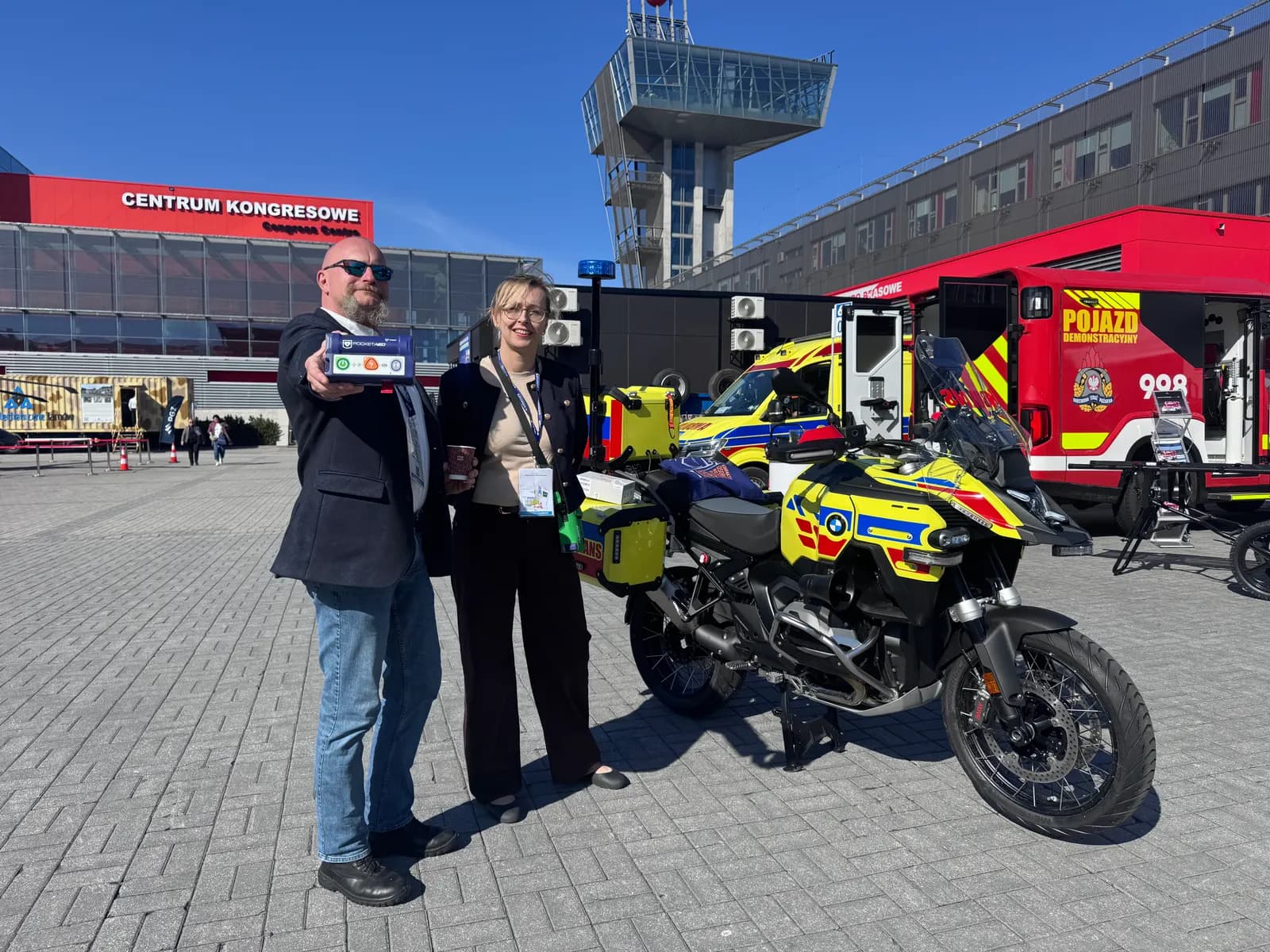 Motocykl ratunkowy z defibrylatorem AED przed centrum kongresowym